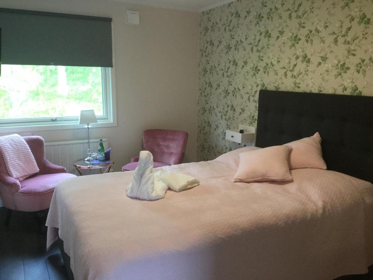 Bed And Breakfast Fyra Haestar Rattvik Bagian luar foto
