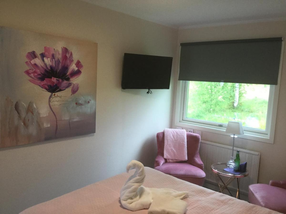 Bed And Breakfast Fyra Haestar Rattvik Bagian luar foto